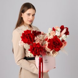 cvety v korobke gortenziya s francuzskimi rozami 4